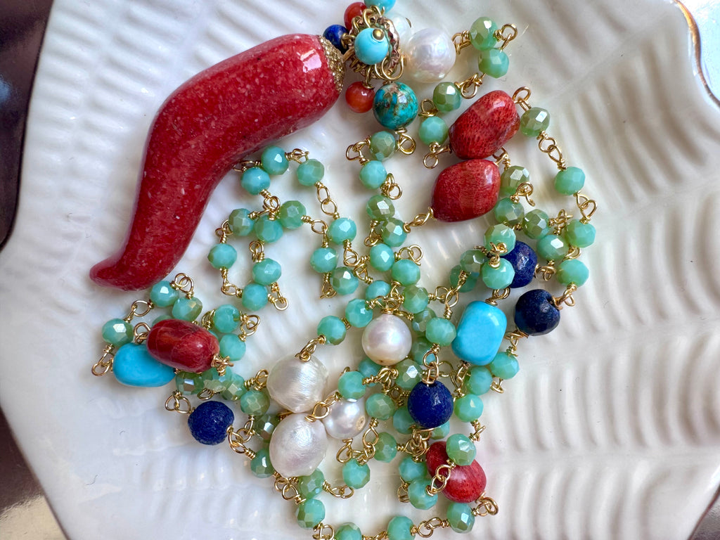Collana lunga con corno rosso in grana di corallo