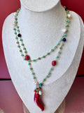 Collana lunga con corno rosso in grana di corallo