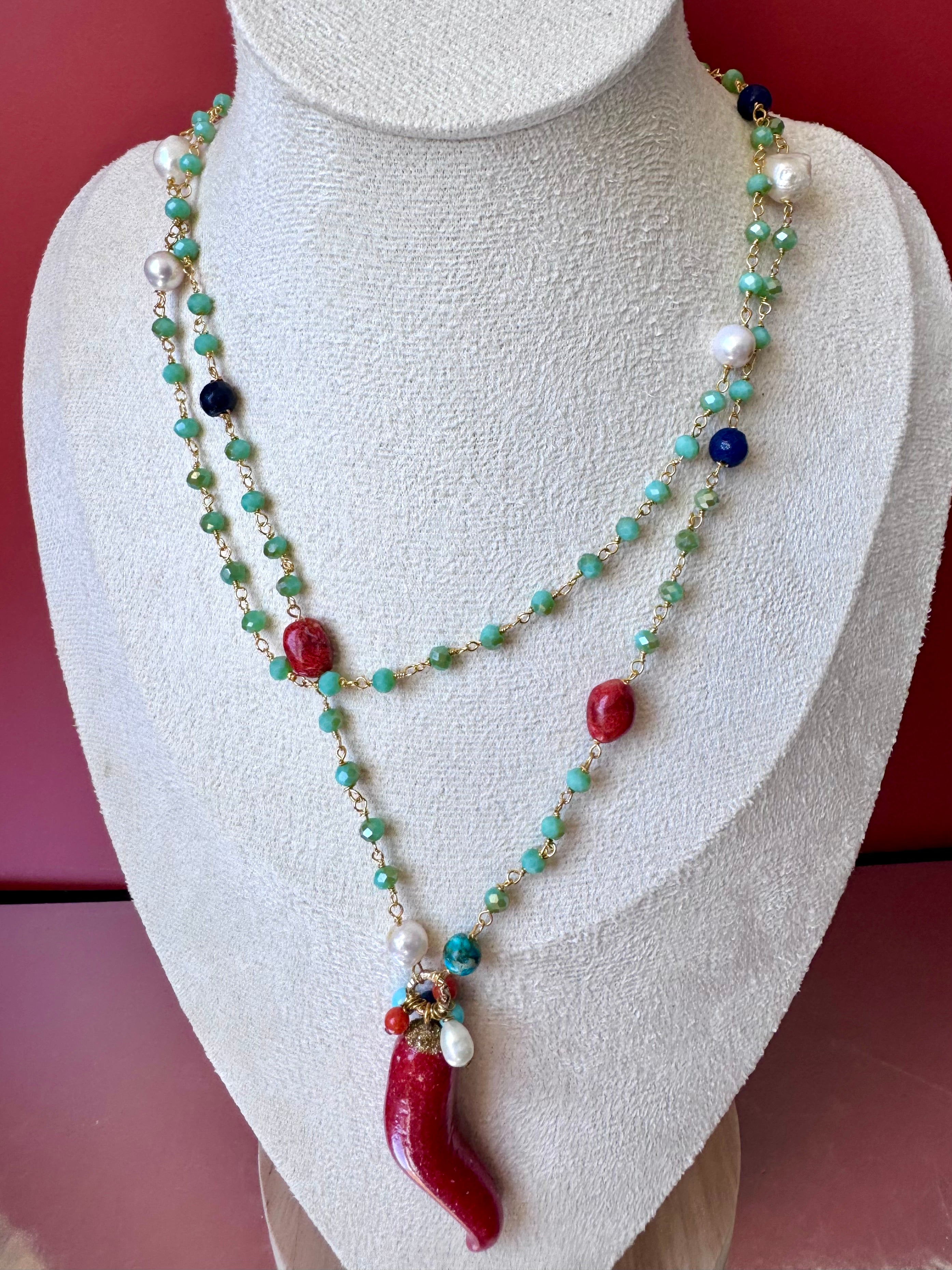 Collana lunga con corno rosso in grana di corallo