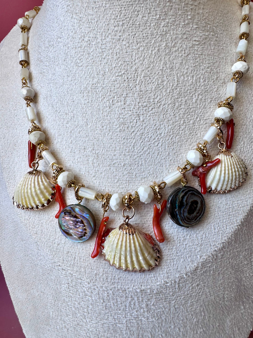 Collana con madreperla e conchiglie