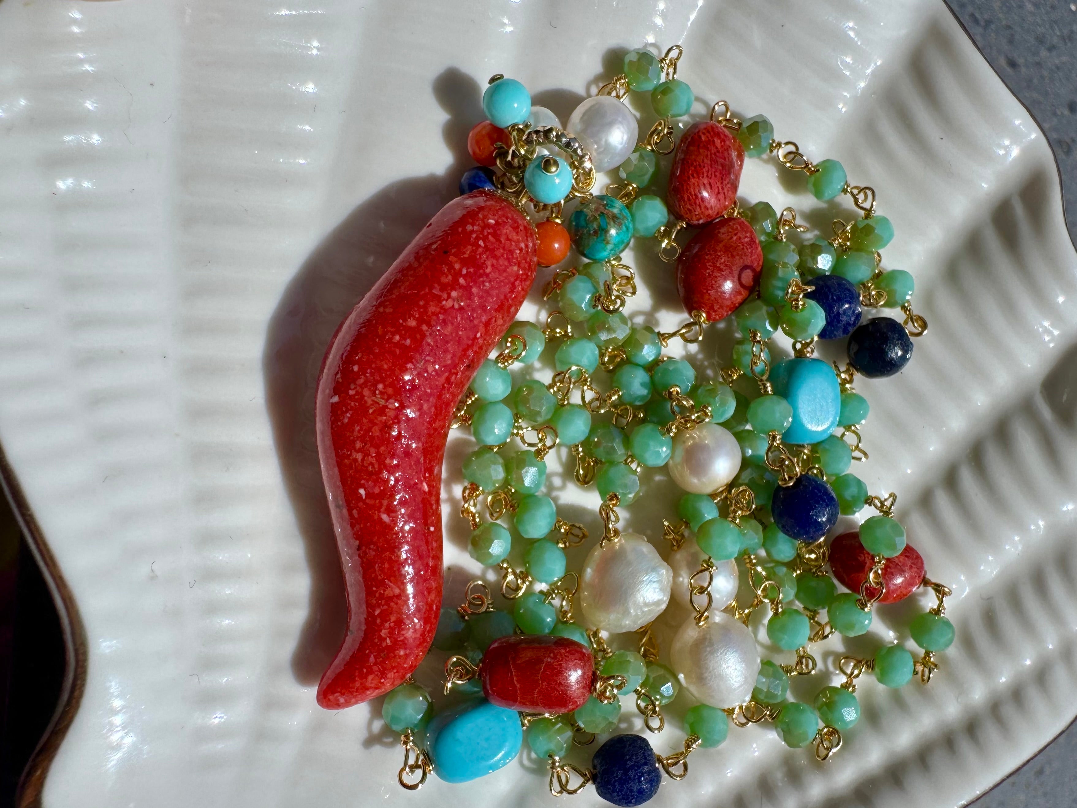 Collana lunga con corno rosso in grana di corallo