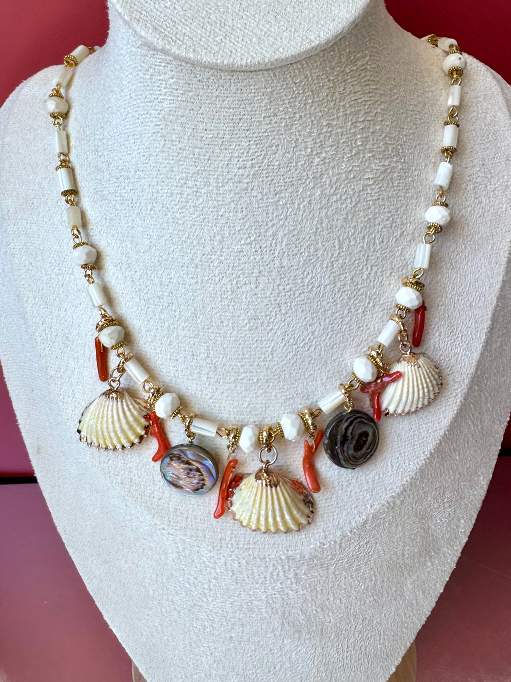 Collana con madreperla e conchiglie