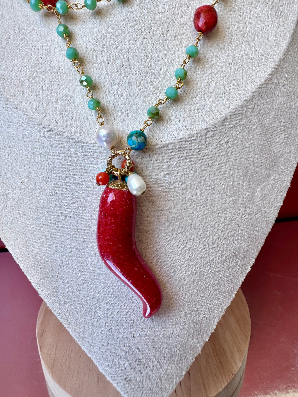 Collana lunga con corno rosso in grana di corallo
