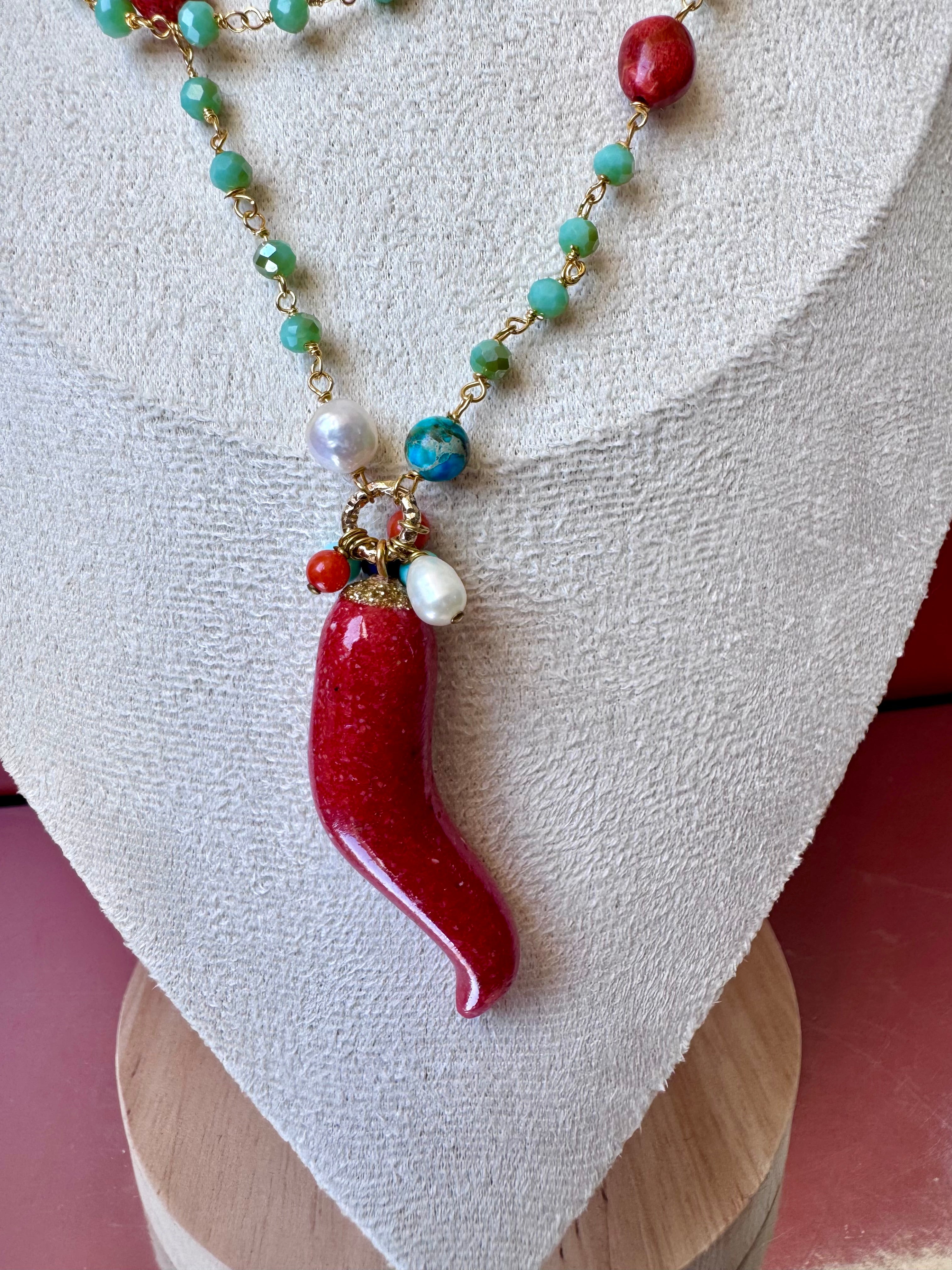 Collana lunga con corno rosso in grana di corallo