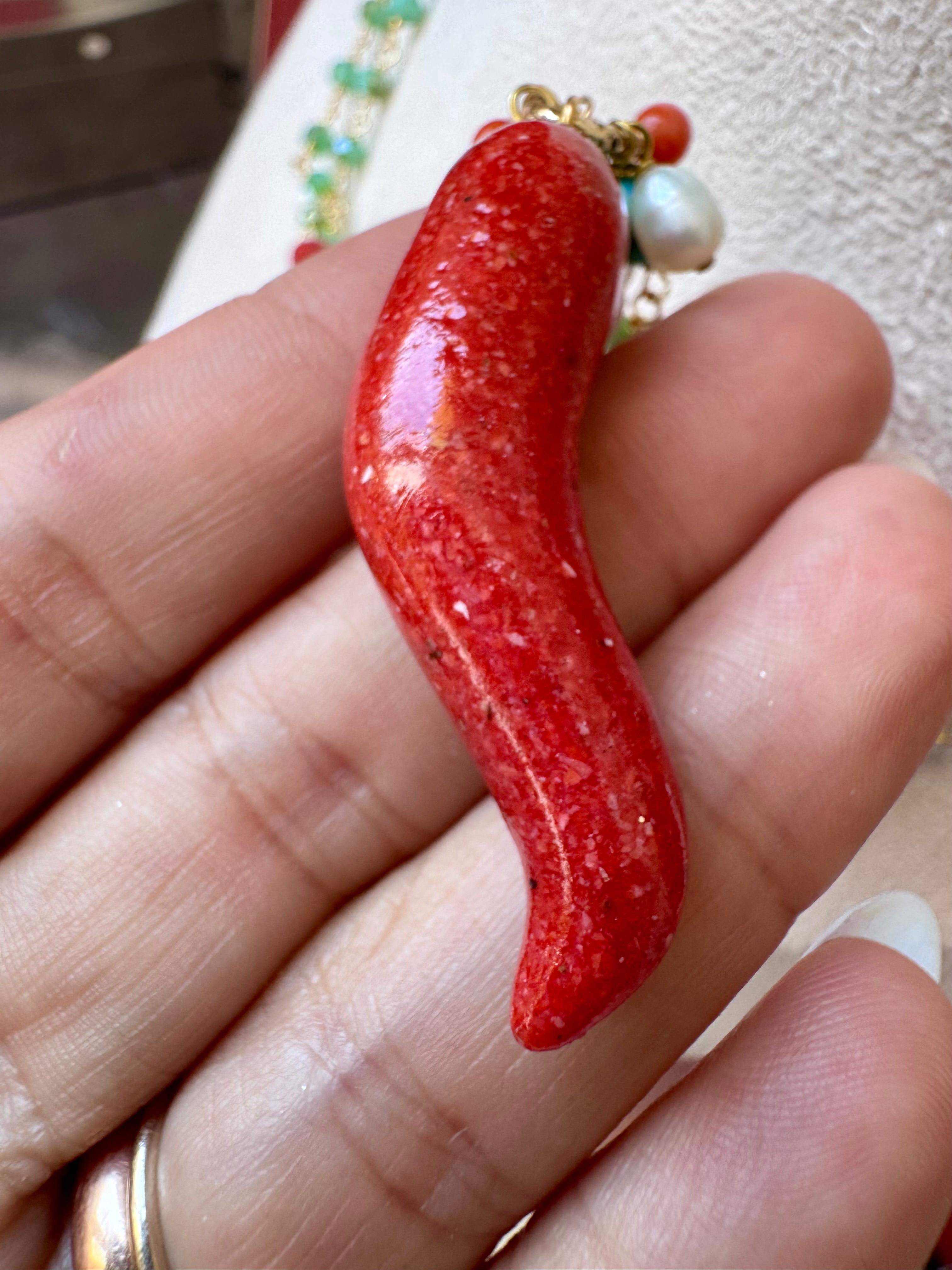 Collana lunga con corno rosso in grana di corallo